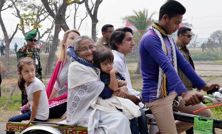 নাতি-নাতনিদের নিয়ে ভ্যানে চড়ে টুঙ্গিপাড়া ঘুরলেন প্রধানমন্ত্রী