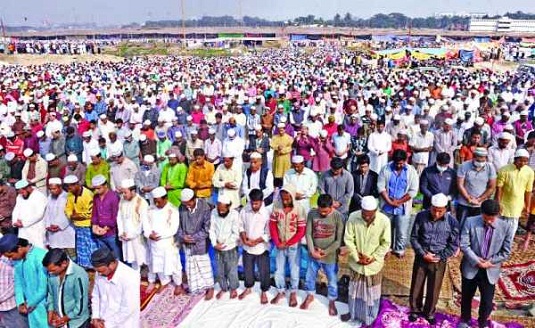 বিশ্ব ইজতেমা ময়দানে জুমার নামাজে মুসল্লিদের ঢল