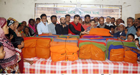 দুস্থদের মধ্যে প্যানেল মেয়র কয়েস লোদীর শীত বস্ত্র বিতরন