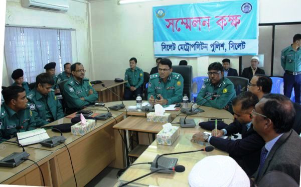 সাংবাদিকদের সাথে এসএমপি কমিশনারের মতবিনিময়