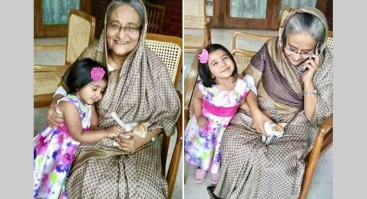 শিশু আর বিড়ালছানা নিয়ে হাস্যোজ্জ্বল প্রধানমন্ত্রী