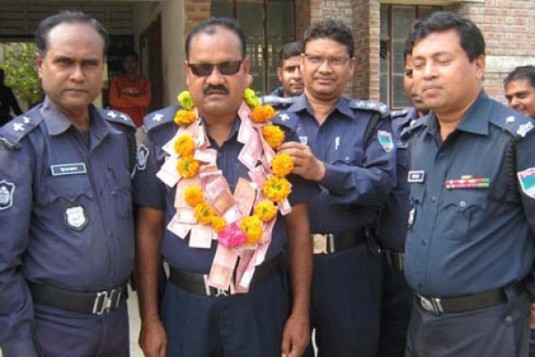 যে কারণে পুলিশের এএসআইকে টাকার মালা উপহার