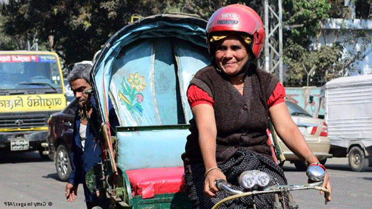 সন্তানের জন্য রিকশা চালান যে মা