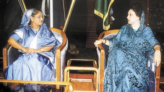 বৈচিত্র্যময় রাজনীতি : ভাষা দিবস নিয়েও দুইনেত্রীর কাদা ছোঁড়াছুড়ি