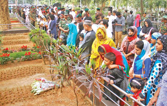 কবরস্থানে স্বজনদের আহাজারি : ‘বাবা হত্যার পেছনের কারণ আট বছরেও জানতে পারিনি’