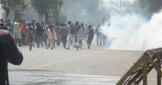 হরতালে শাহাবাগে খণ্ডযুদ্ধ, পুলিশের লাঠিচার্জ-টিয়ারশেলে আহত ২০
