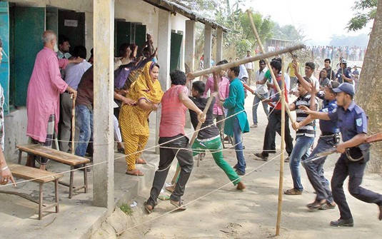 ককটেল বিস্ফোরণ ও বিএনপি প্রার্থীকে মারধর, দুই কেন্দ্রে ভোট স্থগিত