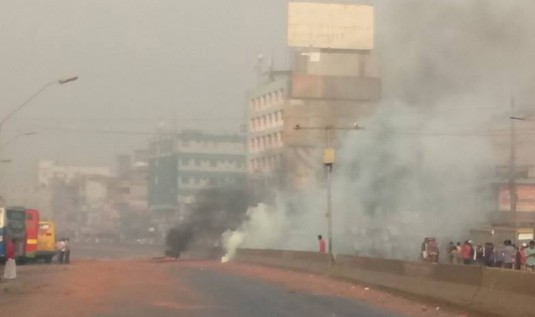 শ্রমিক বিক্ষোভে সারাদেশে সহিংসতা ছড়িয়ে পড়ছে : সরকার নির্বিকার