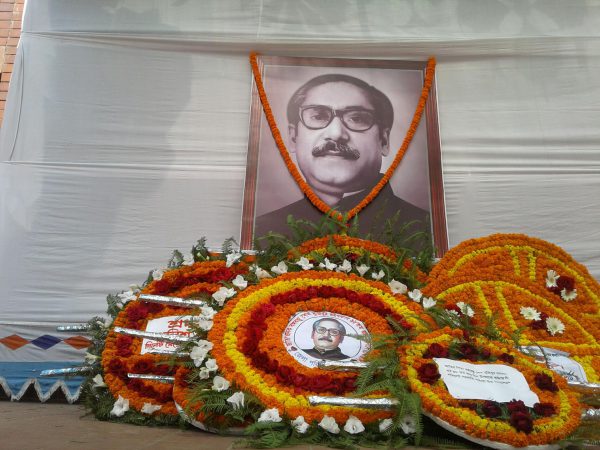 জাতির পিতার জন্মদিনে সিলেট কেন্দ্রীয় শহীদ মিনারে সর্বস্তরের পুষ্পস্তবক অর্পন