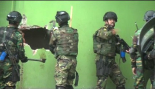 দেয়াল ভেঙ্গে আস্তানার ভিতরে সেনা কমান্ডোরা, অভিযানের সফলতা কাছাকাছি