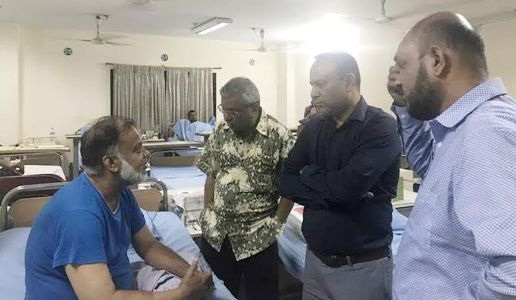 অসুস্থ সাংবাদিক আজিজ আহমদ সেলিমকে দেখতে গেলেন মেয়র আরিফ