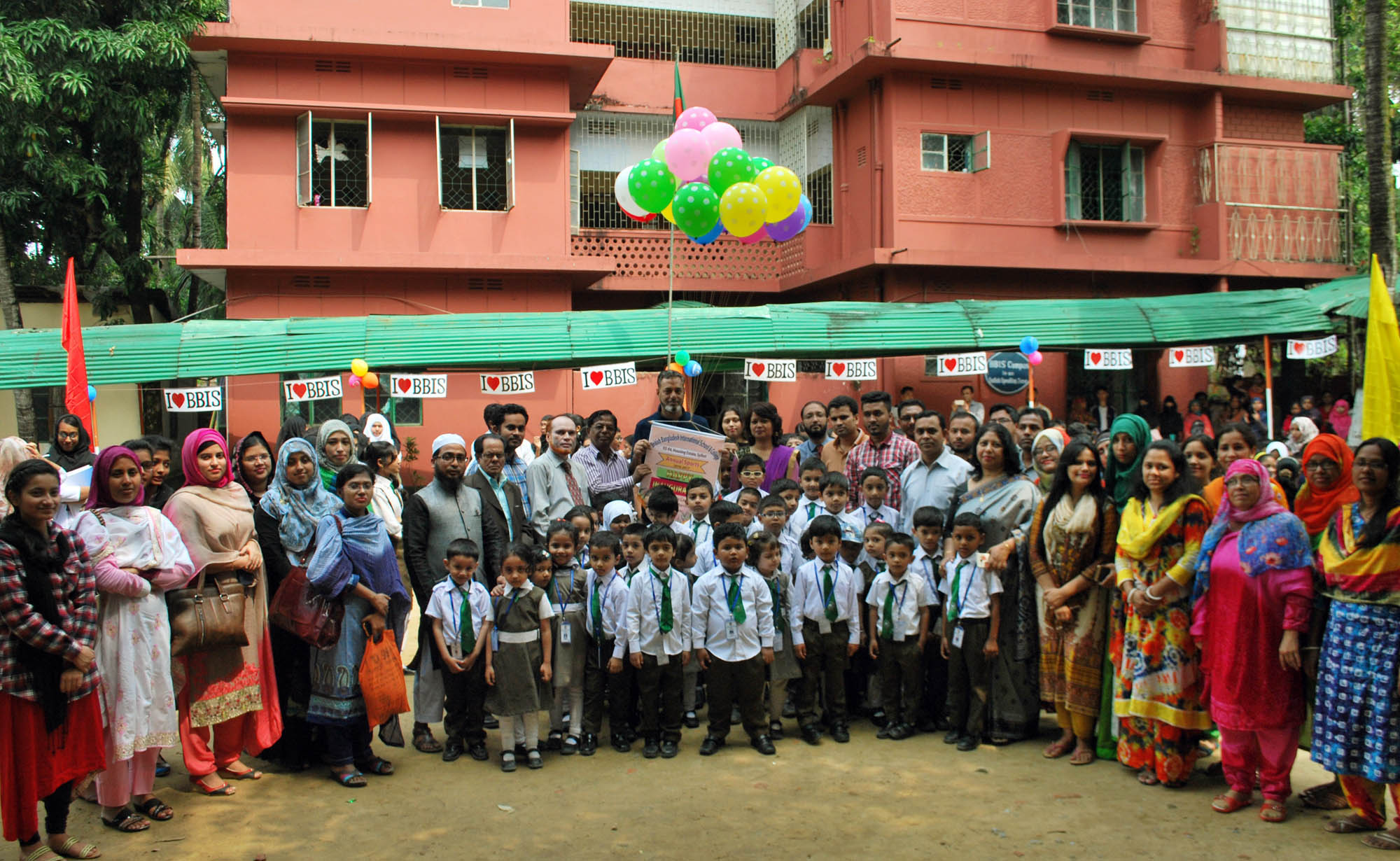 অযুক্তিক বেতন ও ফির প্রতিবাদে মাঠে নেমেছেন বিবিআইএস’র অভিভাবকবৃন্দ