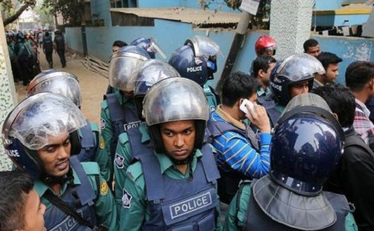 চাঁপাইনবাবগঞ্জে জঙ্গি আস্তানা সন্দেহে বাড়ি ঘেরাও, পুলিশকে লক্ষ্য করে গুলি