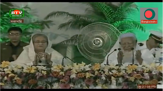 আল্লামা শফীর পাশে বসে দোয়া করলেন শেখ হাসিনা