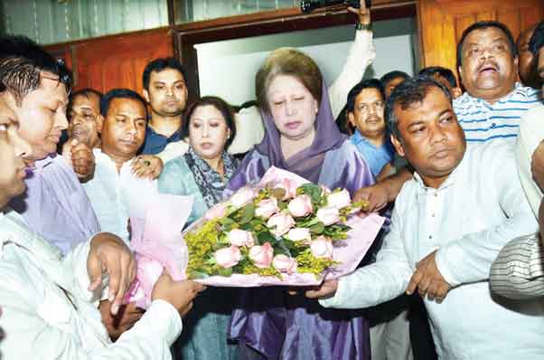 গণতন্ত্র ফিরিয়ে আনতে সাহস নিয়ে এগিয়ে আসুন : খালেদা জিয়া