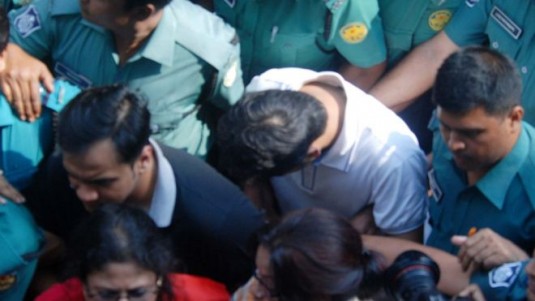 বনানীর ধর্ষণ মামলার অভিযুক্তদের দেখতে আদালত প্রাঙ্গণে উৎসুক জনতার ভিড়