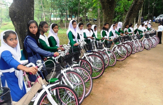 বড়লেখায় ১১২ মেয়ে শিক্ষার্থীর মধ্যে সাইকেল বিতরণ