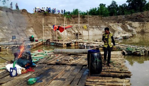 জাফলংয়ে ৫টি শ্যালো ও বোমা মেশিন ধ্বংস