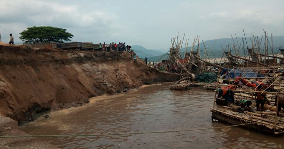 পুলিশী অভিযানে ভোলাগঞ্জ গুচ্ছগ্রাম থেকে ‘বোমা মেশিন’ উঠিয়ে নিল বোমা মালিকরা