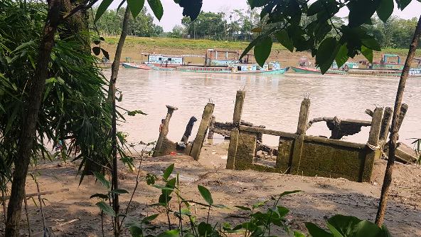 সুরমা নদীতে চলছে অবৈধ বালু উত্তোলনের মহোৎসব