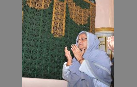 মহানবী (স.) এর রওজা মুবারক জিয়ারত করলেন প্রধানমন্ত্রী