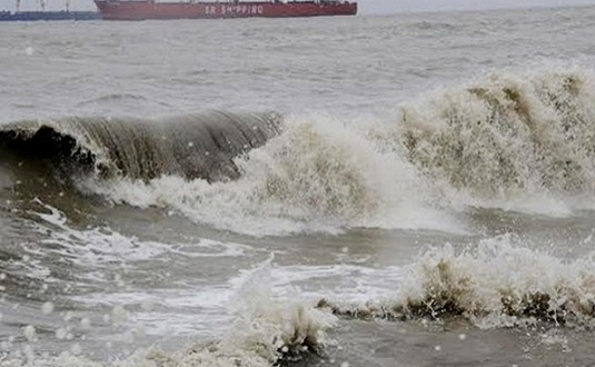 উপকূলের দিকে ধেয়ে আসছে ঘূর্ণিঝড় “মোরা”