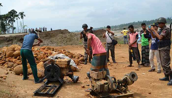 জাফলংয়ে অবৈধভাবে পাথর উত্তোলনের প্রতিবাদ করায় মামলা