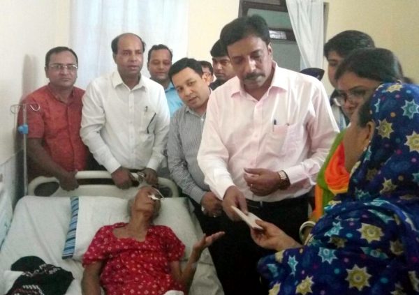 কাকন বিবির শয্যাপাশে জেলা প্রশাসক
