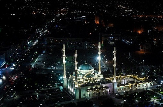 ধ্বংসাবশেষ থেকে উদিত গ্রোজনি এখন আধুনিক মুসলিম শহর