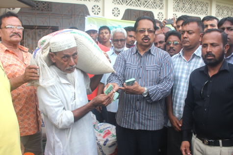 ফেঞ্চুগঞ্জে ত্রান বিতরন করেছেন মাহমুদ উস সামাদ চৌধুরী কয়েস এমপি