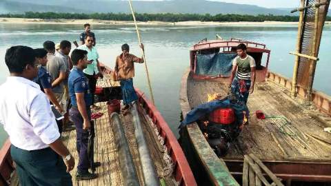 জাফলংয়ে শ্যালো মেশিন ধ্বংস, আটক ৫