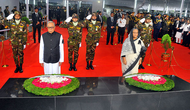 বঙ্গবন্ধুর প্রতিকৃতিতে রাষ্ট্রপতি প্রধানমন্ত্রী ও প্রধান বিচারপতির শ্রদ্ধা