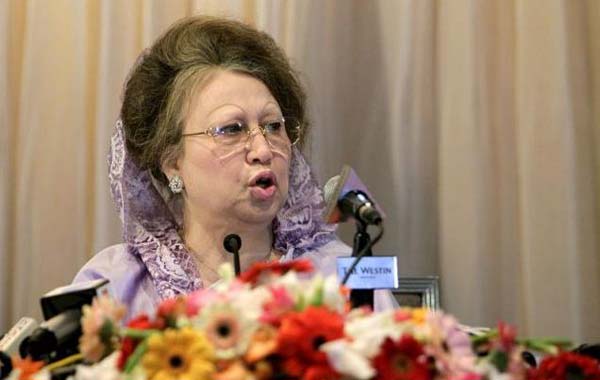 দুর্নীতিবাজ সরকারের অপেক্ষায় না থেকে বন্যার্তদের সাহায্যে এগিয়ে আসুন : খালেদা