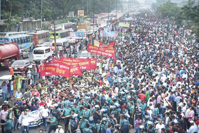 খালেদা জিয়ার অভ্যর্থনায় জনতার ঢল