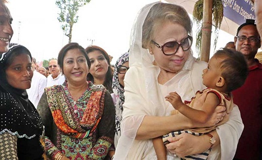 কোলে নিয়ে রোহিঙ্গা শিশুকে আদর, সেনা নির্যাতন-গণহত্যায় খালেদার নিন্দা-ক্ষোভ