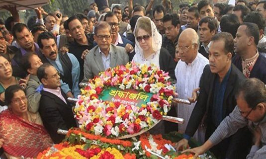 মহান বিজয় দিবসে জাতীয় স্মৃতিসৌধে খালেদা জিয়ার শ্রদ্ধা নিবেদন