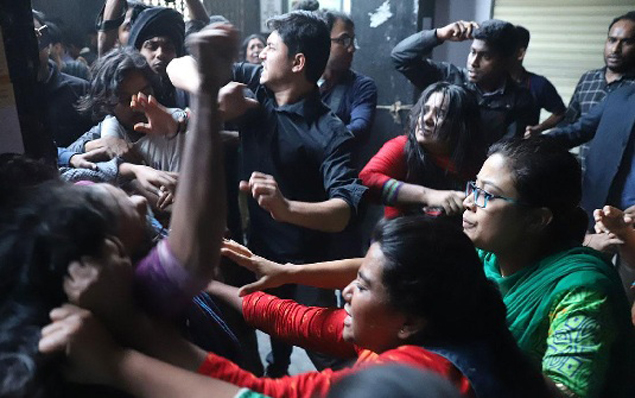 ঢাবিতে দফায় দফায় হামলা-সংঘর্ষের পর ভিসি উদ্ধার