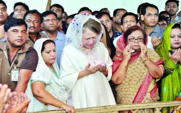 কোকোর কবরের পাশে দাঁড়িয়ে কাঁদলেন বেগম খালেদা জিয়া