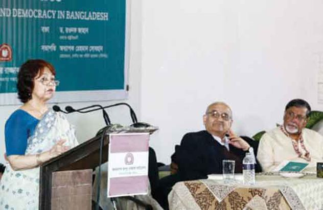 একদলীয় শাসনের দিকে দেশ