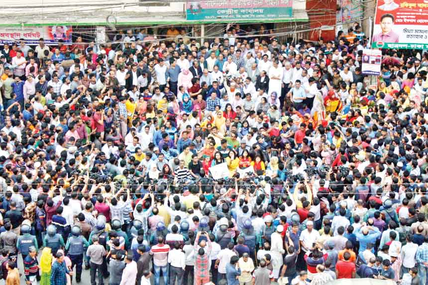 অবস্থানেও জনতার ঢল