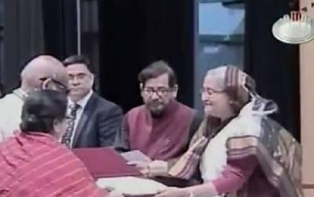 একুশে পদক প্রদান করছেন প্রধানমন্ত্রী শেখ হাসিনা