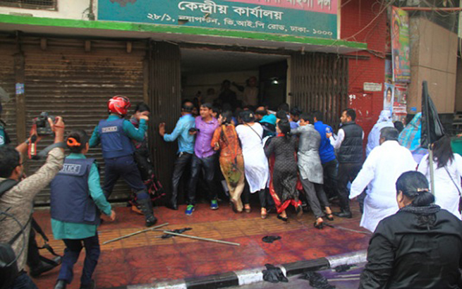 বিএনপি’র কালো পতাকা প্রদর্শন কর্মসূচিতে পুলিশের বাধা, আটক ৪২