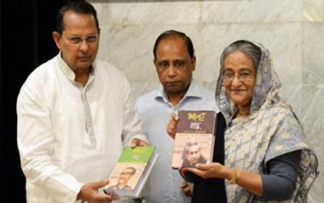 বঙ্গবন্ধুকে নিয়ে লেখা বই প্রধানমন্ত্রীর কাছে হস্তান্তর