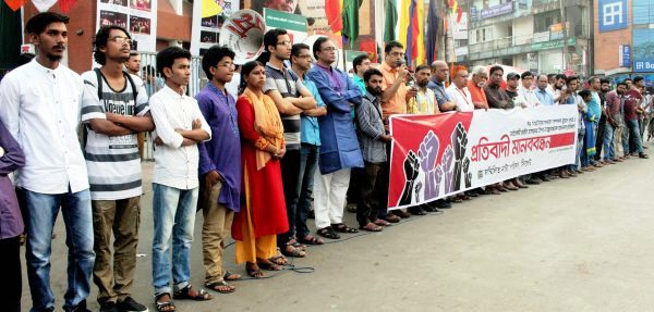 শাবি’র নাট্যকর্মীর উপর হামলার প্রতিবাদে মানববন্ধন