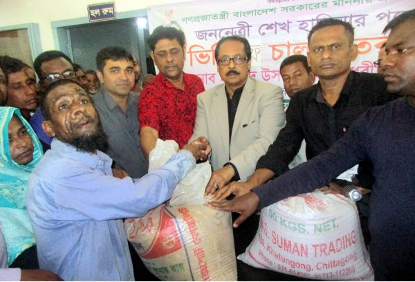 সিলামে এমপি মাহমুদ উস সামাদের ভিজিএফ-এর চাল বিতরণ