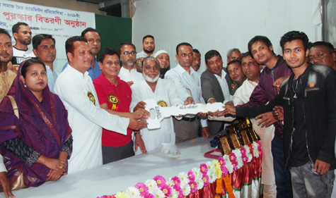কদমতলী যুব সমাজ দ্বৈত ব্যাডমিন্টন প্রতিযোগিতার পুরস্কার বিতরণ সম্পন্ন