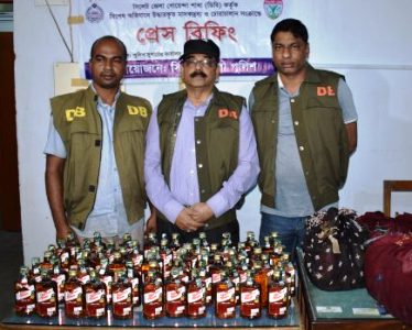 সিলেটে পুলিশের অভিযানে ভারতীয় মদসহ আটক ১