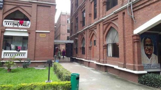 মধ্যরাতে হল থেকে বের করে দেয়া হলো ঢাবির ২০ ছাত্রীকে