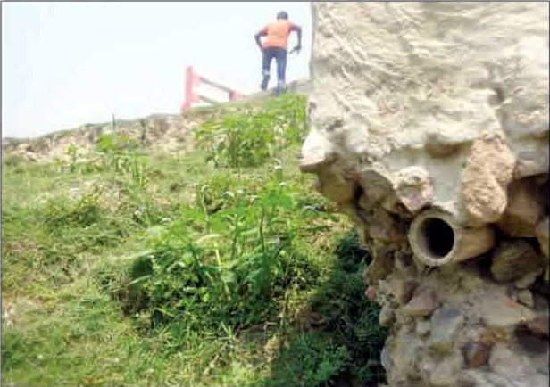 সুনামগঞ্জে সেতু নির্মাণে রডের বদলে বাঁশ