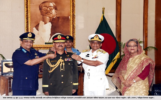 সেনাবাহিনী প্রধানকে জেনারেল ব্যাজ প্রদান